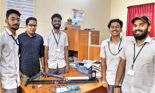 ഫിസിയോതെറപ്പി യന്ത്രം നിർമിച്ച്​ വിദ്യാർഥികൾ