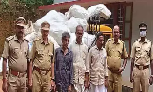 വനത്തിൽ പ്ലാസ്റ്റിക് മാലിന്യം തള്ളുന്ന സംഘം പിടിയിൽ