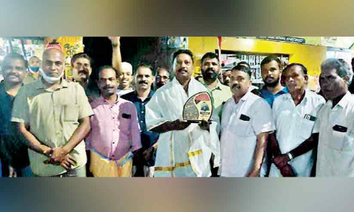 മൂന്നുപതിറ്റാണ്ടായി വളയം പിടിക്കുന്നു; ബസ് ഡ്രൈവർക്ക് നാട്ടുകാരുടെ സ്നേഹാദരം