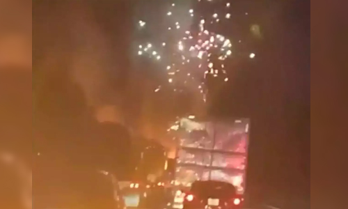 4500 കിലോ പടക്കങ്ങളുമായി വന്ന ട്രക്കിന് നടുറോഡിൽ വെച്ച് തീപിടിച്ചു; പിന്നീട് സംഭവിച്ചത്... -VIDEO 4500 കിലോ പടക്കങ്ങളുമായി വന്ന ട്രക്കിന് നടുറോഡിൽ വെച്ച് തീപിടിച്ചു; പിന്നീട് സംഭവിച്ചത്... -VIDEO