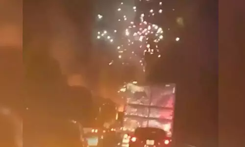 4500 കിലോ പടക്കങ്ങളുമായി വന്ന ട്രക്കിന് നടുറോഡിൽ വെച്ച് തീപിടിച്ചു; പിന്നീട് സംഭവിച്ചത്... -VIDEO