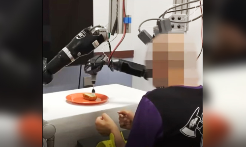 വിരൽ പോലും അനക്കാതെ 30 വർഷങ്ങൾ; ഒടുവിൽ യന്ത്രക്കൈ കൊണ്ട് അയാൾ പലഹാരം മുഴുവൻ കഴിച്ചു - VIDEO