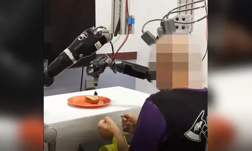 വിരൽ പോലും അനക്കാതെ 30 വർഷങ്ങൾ; ഒടുവിൽ യന്ത്രക്കൈ കൊണ്ട് അയാൾ പലഹാരം മുഴുവൻ കഴിച്ചു - VIDEO