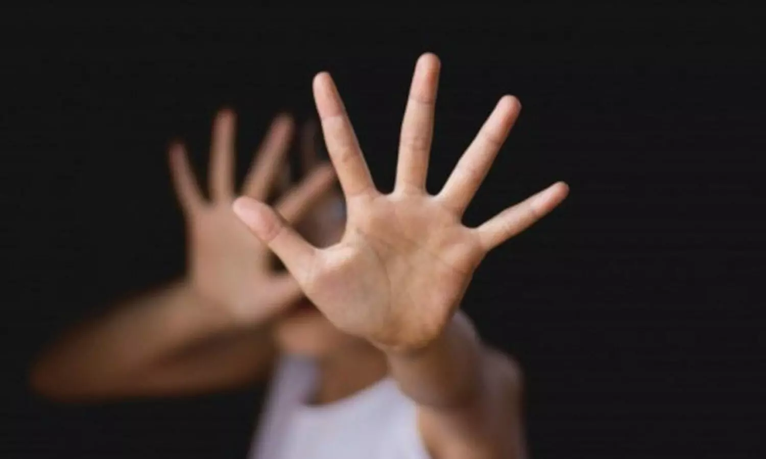 കാലിൽ ഇസ്‌തരിപ്പെട്ടി കൊണ്ട് പൊള്ളലേൽപ്പിച്ചു; ഒന്നര വയസ്സുകാരിക്ക് നേരെ പിതാവിന്റെ ക്രൂര പീഡനം