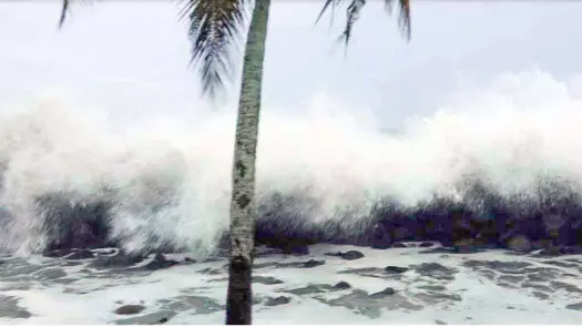 ചെല്ലാനം വടക്കൻ മേഖലയിൽ കടലേറ്റം; നിരവധി വീടുകളിൽ വെള്ളം കയറി ചെല്ലാനം വടക്കൻ മേഖലയിൽ കടലേറ്റം; നിരവധി വീടുകളിൽ വെള്ളം കയറി