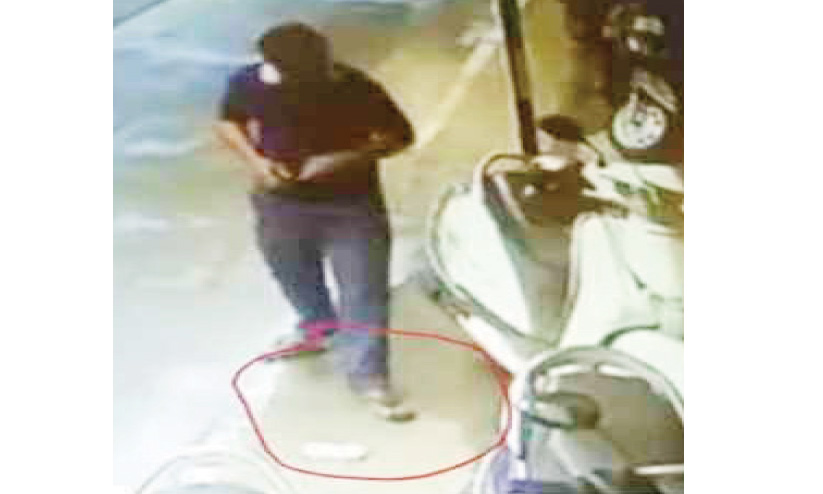 പ്രവാസിയുടെ അരലക്ഷം രൂപ നഷ്ടപ്പെട്ടു; റോഡിൽ വീണ പണം എടുക്കുന്നയാളുടെ ദൃശ്യം വൈറൽ പ്രവാസിയുടെ അരലക്ഷം രൂപ നഷ്ടപ്പെട്ടു; റോഡിൽ വീണ പണം എടുക്കുന്നയാളുടെ ദൃശ്യം വൈറൽ