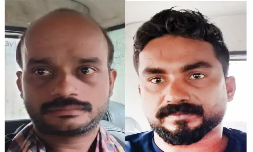 12 കിലോ കഞ്ചാവുമായി രണ്ടുപേർ പിടിയിൽ 12 കിലോ കഞ്ചാവുമായി രണ്ടുപേർ പിടിയിൽ