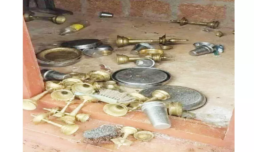 ക്ഷേത്രത്തിൽ കാട്ടാനയുടെ ആക്രമണം; വാതിലും നിലവിളക്കുകളും പൂജസാമഗ്രികളും തകർത്തു