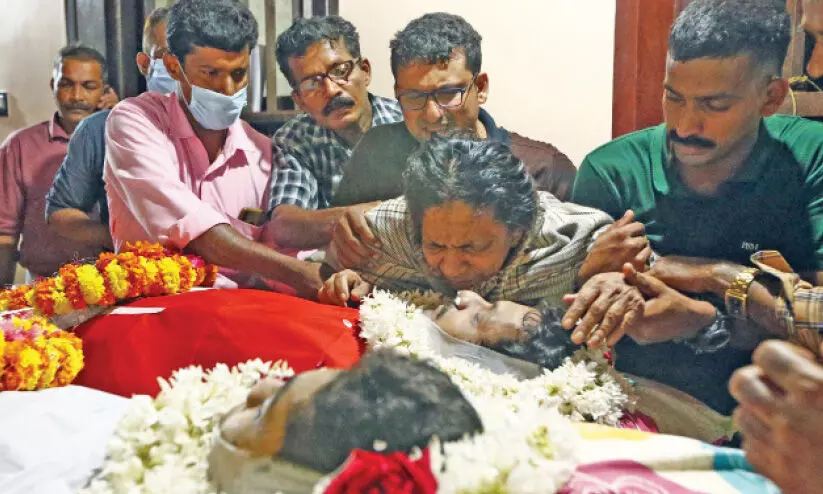 അച്ഛനെയും മകനെയും ചിതയേറ്റുവാങ്ങി; ചന്ദ്രകാന്തം മൂകം