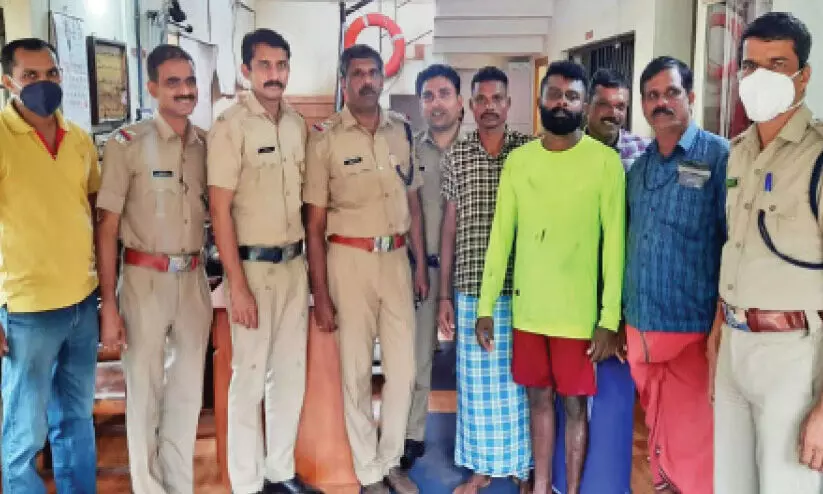 തലായി കടലിൽ തോണി മറിഞ്ഞു; മൂന്ന് മത്സ്യത്തൊഴിലാളികളെ രക്ഷിച്ചു