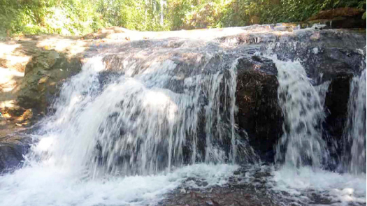 സഞ്ചാരികളെ ആകർഷിച്ച് അഞ്ചാനിൽ വെള്ളച്ചാട്ടം സഞ്ചാരികളെ ആകർഷിച്ച് അഞ്ചാനിൽ വെള്ളച്ചാട്ടം