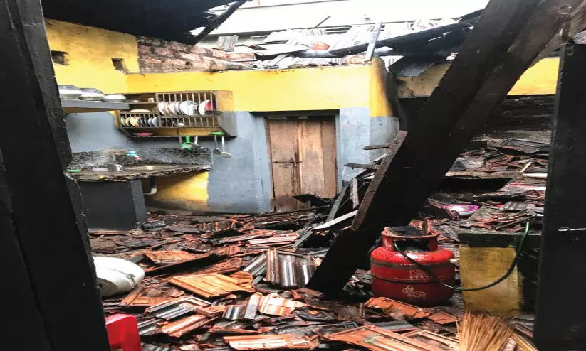 മഴയിൽ വീട് തകർന്നു, കുടുംബം രക്ഷപ്പെട്ടു മഴയിൽ വീട് തകർന്നു, കുടുംബം രക്ഷപ്പെട്ടു