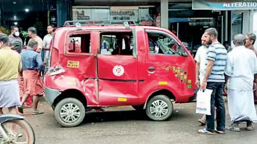 ലോറിയുടെ ടയർ പൊട്ടിത്തെറിച്ചത് പരിഭ്രാന്തി പരത്തി; ഓട്ടോ ടാക്സിക്ക് കേടുപാട്