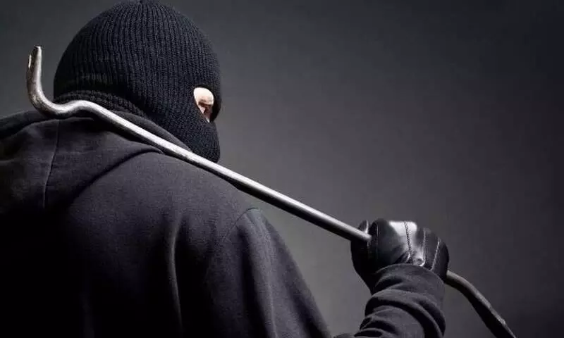 ലോ​റി​യി​ല്‍നി​ന്ന് ബാ​റ്റ​റി​ക​ള്‍ മോ​ഷ​ണം പോ​യി