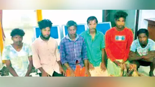 ചന്ദനവുമായി വനം വകുപ്പ് വാച്ചറടക്കം ആറുപേർ പിടിയിൽ ചന്ദനവുമായി വനം വകുപ്പ് വാച്ചറടക്കം ആറുപേർ പിടിയിൽ