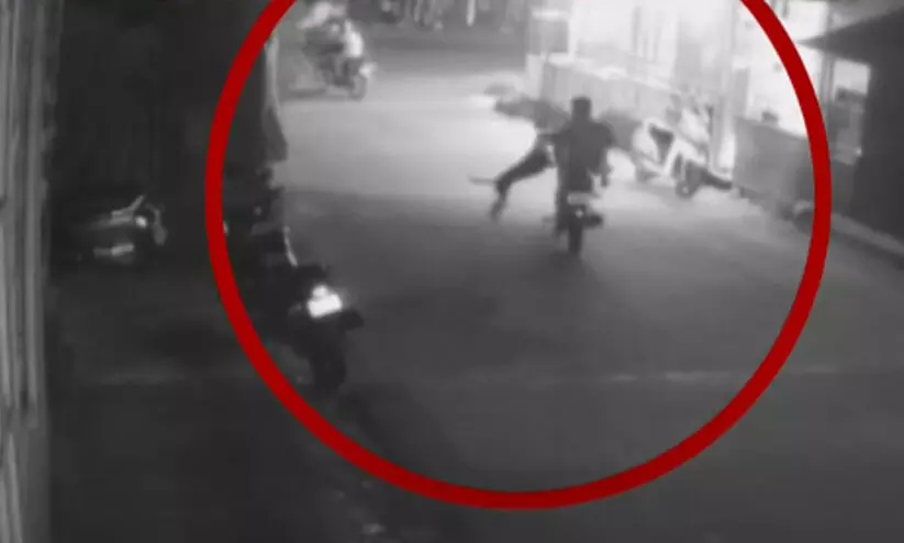 ഓടുന്ന ബൈക്കിലേക്ക് ചാടി തെരുവ് നായയുടെ ആക്രമണം