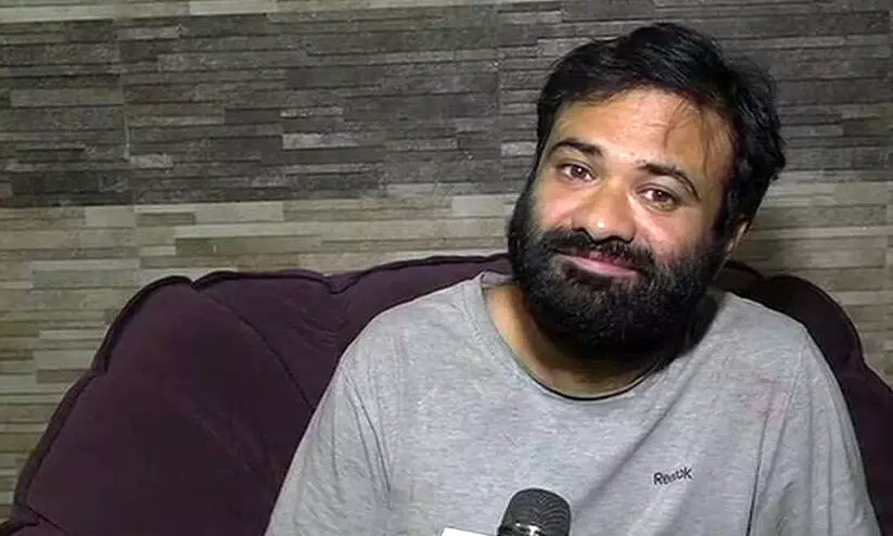 കഫീൽ ഖാൻ ജയിൽ മോചനത്തിന് ശേഷം മാധ്യമങ്ങളോട് സംസാരിക്കുന്നു കഫീൽ ഖാൻ ജയിൽ മോചനത്തിന് ശേഷം മാധ്യമങ്ങളോട് സംസാരിക്കുന്നു
