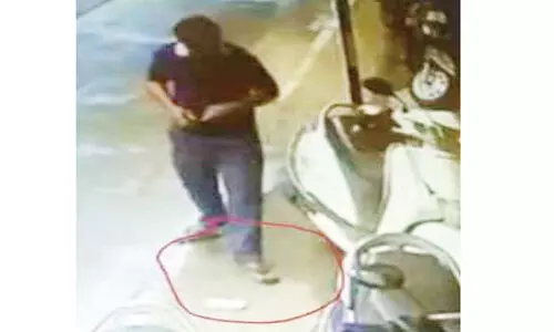 പ്ര​വാ​സി​യു​ടെ അ​ര​ല​ക്ഷം രൂ​പ ന​ഷ്ട​പ്പെ​ട്ടു; റോ​ഡി​ൽ വീ​ണ പ​ണം എ​ടു​ക്കു​ന്ന​യാ​ളു​ടെ ദൃ​ശ്യം വൈ​റ​ൽ