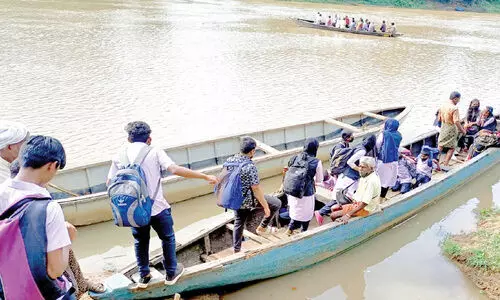തോ​ണി യാ​ത്ര​ക്ക് അ​നു​മ​തി; ക​ർ​ണാ​ട​ക വി​ദ്യാ​ർ​ഥി​ക​ൾ വീ​ണ്ടും കേ​ര​ള​ത്തി​ലേ​ക്ക്