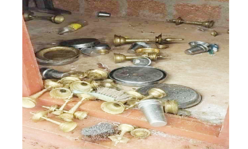 ക്ഷേത്രത്തിൽ കാട്ടാനയുടെ ആക്രമണം; വാതിലും നിലവിളക്കുകളും പൂജസാമഗ്രികളും തകർത്തു