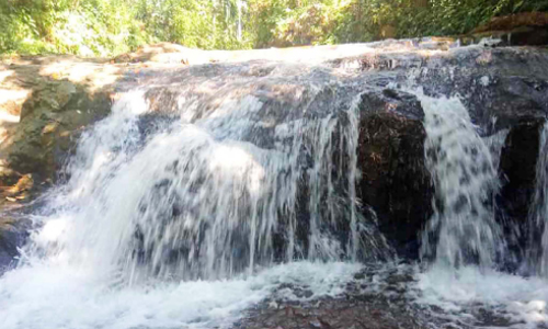 സഞ്ചാരികളെ ആകർഷിച്ച് അഞ്ചാനിൽ വെള്ളച്ചാട്ടം