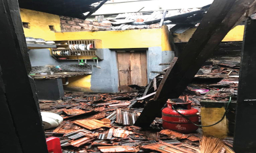 മഴയിൽ വീട് തകർന്നു, കുടുംബം രക്ഷപ്പെട്ടു