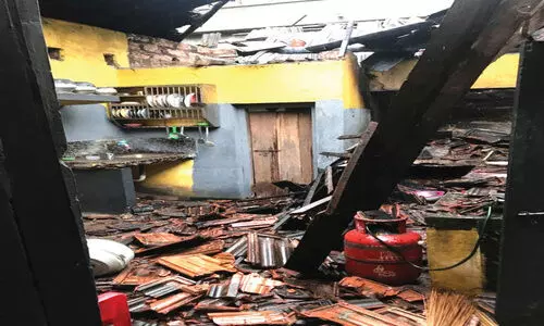 മഴയിൽ വീട് തകർന്നു, കുടുംബം രക്ഷപ്പെട്ടു