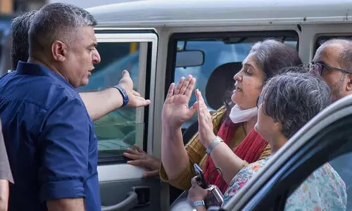 ടീസ്റ്റയെയും ആർ.ബി ശ്രീകുമാറിനെയും പൊലീസ് പിടിച്ചത് ഒരു ചട്ടവും പാലിക്കാതെ; ന​ട​പ​ടി​ക​ൾ​ക്ക് സാ​ക്ഷി​യാ​യ മാ​ധ്യ​മ പ്ര​വ​ർ​ത്ത​ക എഴുതുന്നു