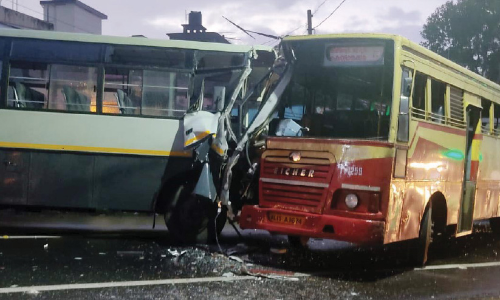 ജില്ലയിൽ രണ്ടിടങ്ങളിൽ ബസുകൾ കൂട്ടിയിടിച്ചു; 31 പേർക്ക് പരിക്ക് ജില്ലയിൽ രണ്ടിടങ്ങളിൽ ബസുകൾ കൂട്ടിയിടിച്ചു; 31 പേർക്ക് പരിക്ക്