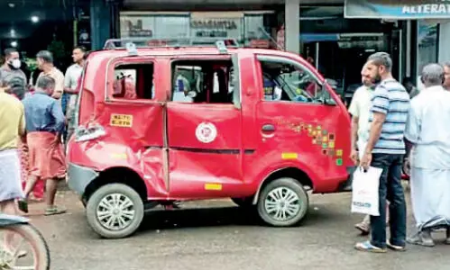 ലോറിയുടെ ടയർ പൊട്ടിത്തെറിച്ചത് പരിഭ്രാന്തി പരത്തി; ഓട്ടോ ടാക്സിക്ക് കേടുപാട്