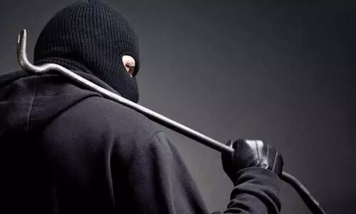 ലോ​റി​യി​ല്‍നി​ന്ന് ബാ​റ്റ​റി​ക​ള്‍ മോ​ഷ​ണം പോ​യി