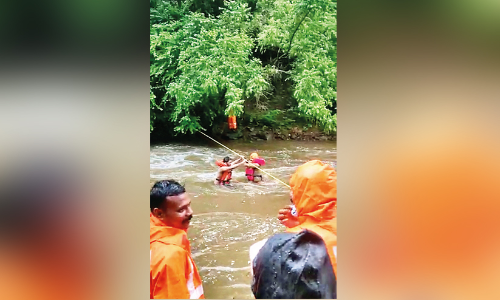 പുഴയിൽ വെള്ളമുയർന്നു; വിദ്യാർഥികൾ കുടുങ്ങി