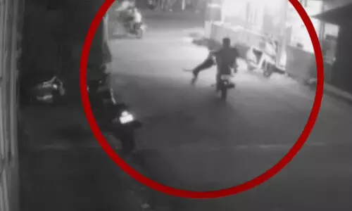 ഓടുന്ന ബൈക്കിലേക്ക് ചാടി തെരുവ് നായയുടെ ആക്രമണം