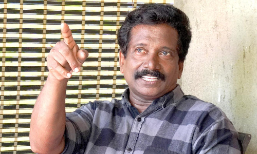 ഏ​​കാ​​കി​​യു​​ടെ നാ​​ട​​ക​​യാ​​ത്ര​​ക​​ൾ