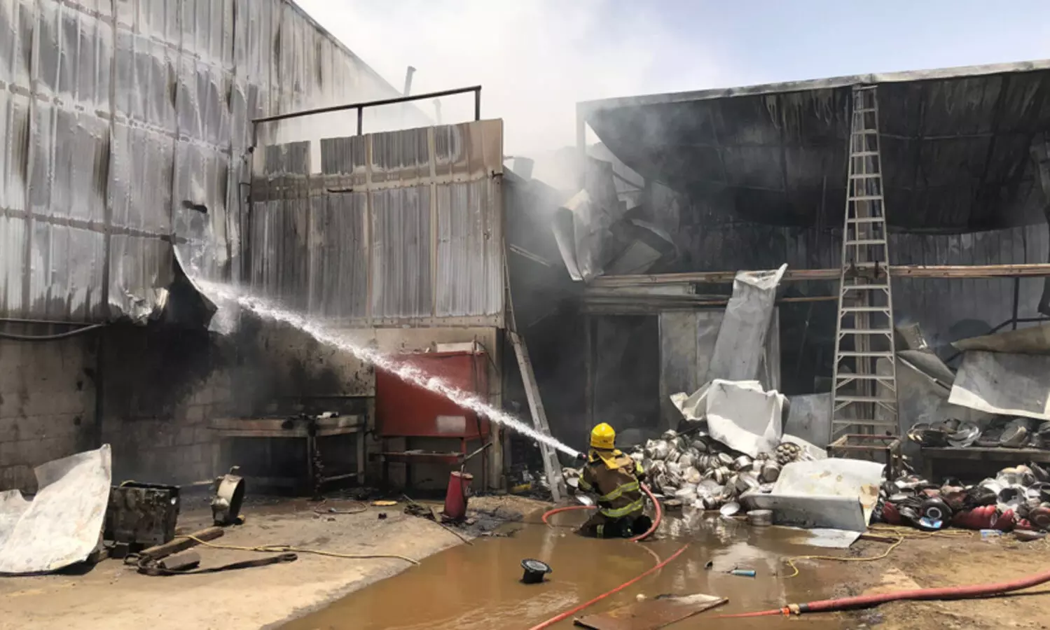 മി​ന അ​ബ്ദു​ല്ല സ്ക്രാ​പ് യാ​ർ​ഡി​ൽ തീ​പി​ടി​ത്തം; അ​ഞ്ചു​പേ​ർ​ക്ക് പ​രി​ക്ക്