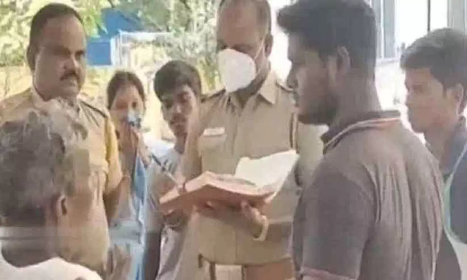 Father and brothers hacked to death the man who raped his minor daughter