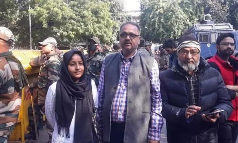 അഫ്രീന്റെ വീട് തകർത്തത് അയൽക്കാരുടെ പരാതിയെ തുടർന്നെന്ന് സർക്കാർ; അയൽക്കാരെ അറിയില്ലെന്ന് നാട്ടുകാർ അഫ്രീന്റെ വീട് തകർത്തത് അയൽക്കാരുടെ പരാതിയെ തുടർന്നെന്ന് സർക്കാർ; അയൽക്കാരെ അറിയില്ലെന്ന് നാട്ടുകാർ