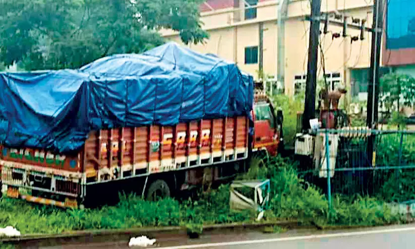 ലോറി ട്രാൻസ്ഫോർമറിൽ ഇടിച്ചു; ദുരന്തം ഒഴിവായത് തലനാരിഴക്ക്