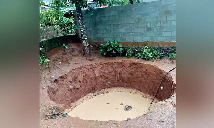 കനത്ത മഴയിൽ കിണര് ഇടിഞ്ഞുതാഴ്ന്നു കനത്ത മഴയിൽ കിണര് ഇടിഞ്ഞുതാഴ്ന്നു