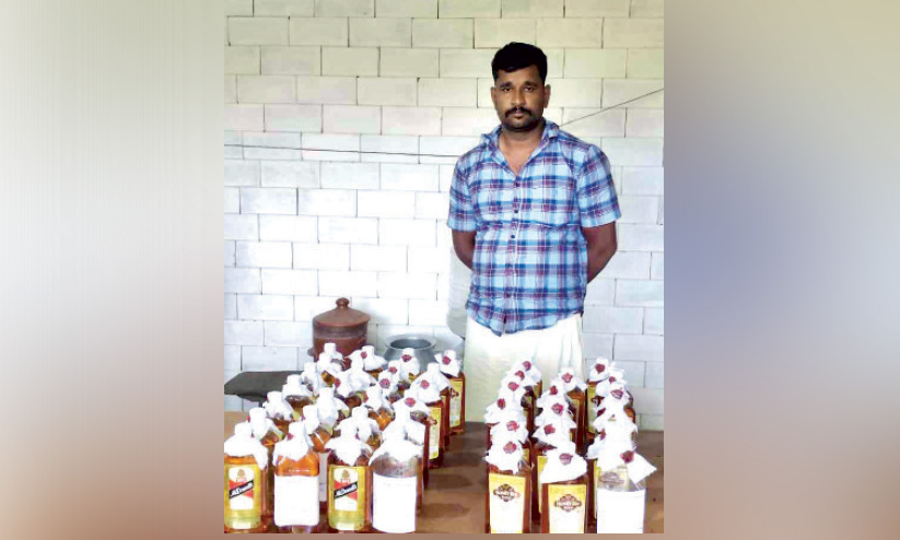 വിദേശ മദ്യവുമായി യുവാവ് പിടിയില് വിദേശ മദ്യവുമായി യുവാവ് പിടിയില്