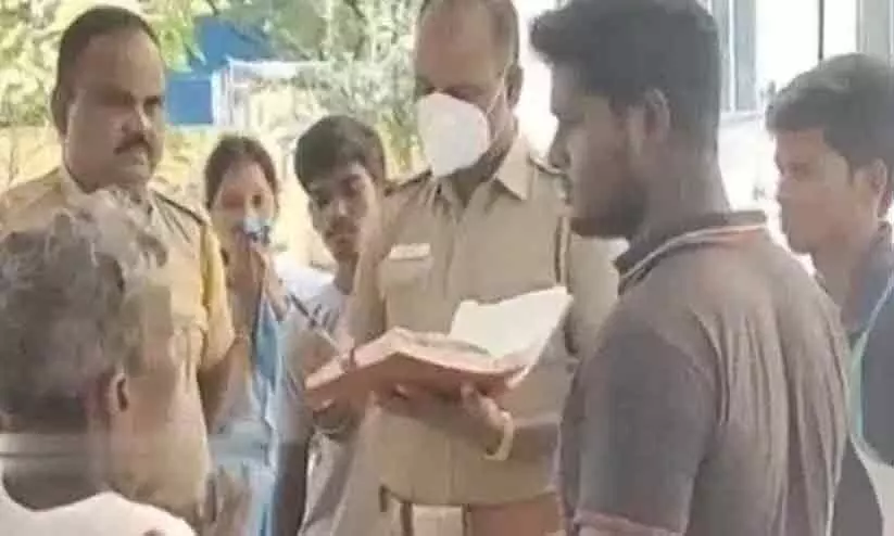 Father and brothers hacked to death the man who raped his minor daughter Father and brothers hacked to death the man who raped his minor daughter