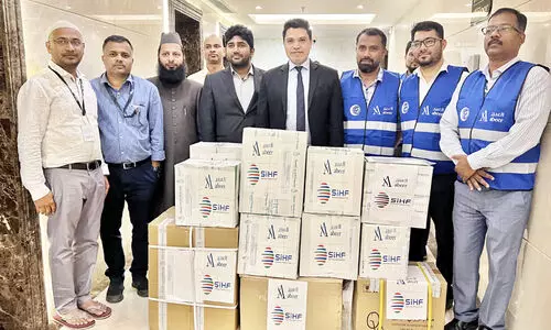 സൗ​ദി ഇ​ന്ത്യ​ൻ ഹെ​ൽ​ത്ത്കെ​യ​ർ ഫോ​റം മ​രു​ന്നു​ക​ൾ കൈ​മാ​റി