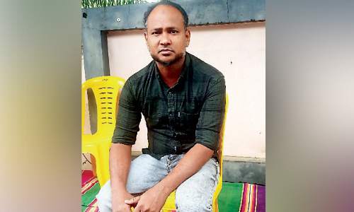 നിയമനത്തിൽ അപാകതയയെന്ന്; എയ്ഡഡ് സ്കൂളിന് മുന്നിൽ യുവാവിന്‍റെ സത്യഗ്രഹം