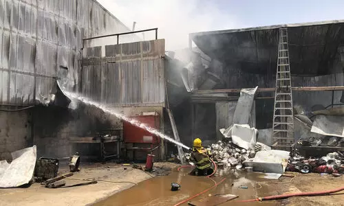 മി​ന അ​ബ്ദു​ല്ല സ്ക്രാ​പ് യാ​ർ​ഡി​ൽ തീ​പി​ടി​ത്തം; അ​ഞ്ചു​പേ​ർ​ക്ക് പ​രി​ക്ക്