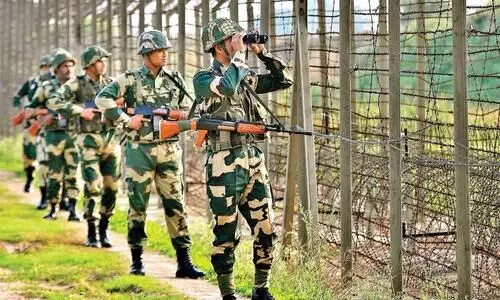 അ​ബ​ദ്ധ​ത്തി​ൽ അ​തി​ർ​ത്തി ക​ട​ന്ന പാക് ബാലനെ ബി.എസ്.എഫ് തിരികെ കൈ​മാ​റി