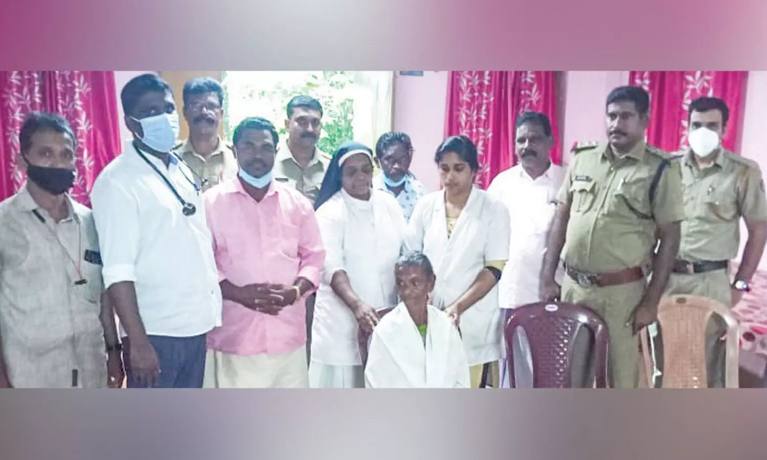 പുഴുവരിച്ച് അവശനിലയിലായ വയോധികക്ക് പൊലീസ് രക്ഷകരായി