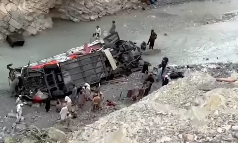 പാ​കി​സ്താ​നി​ൽ ബ​സ് കൊ​ക്ക​യി​ൽ വീ​ണ് 19 മ​ര​ണം