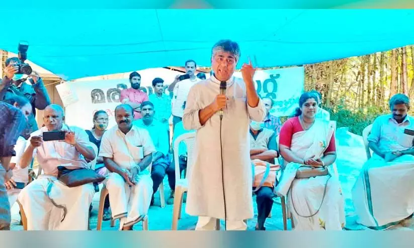 ഭൂസമരം: മ​രി​യ​നാ​ട് കാ​പ്പി​ത്തോ​ട്ട​ത്തി​ൽ​നി​ന്ന് കോ​ടി​ക​ളു​ടെ വി​ള​ക​ൾ കൊ​ള്ള​യ​ടി​ച്ചു -എ​ൻ. ഗീ​താ​ന​ന്ദ​ൻ