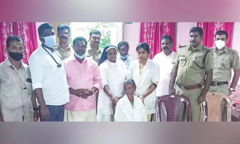 പുഴുവരിച്ച് അവശനിലയിലായ വയോധികക്ക് പൊലീസ് രക്ഷകരായി പുഴുവരിച്ച് അവശനിലയിലായ വയോധികക്ക് പൊലീസ് രക്ഷകരായി