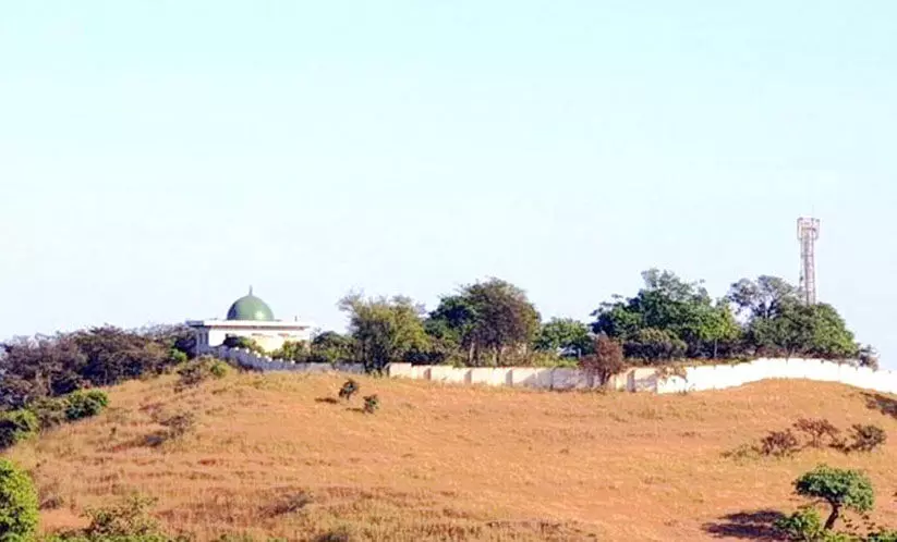 ചരിത്രമുറങ്ങുന്ന അയ്യൂബ് നബിയുടെ കുടീരം